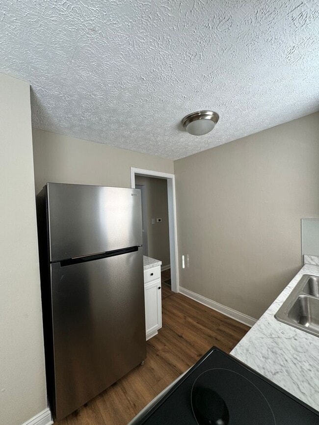 Building Photo - Available Now - 2552_RENWOOD