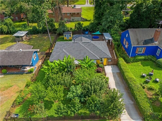 Building Photo - 844 Deckner Ave SW