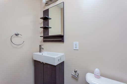 Building Photo - Totally renovated and new 5 Bedroom 2.5 Ba...