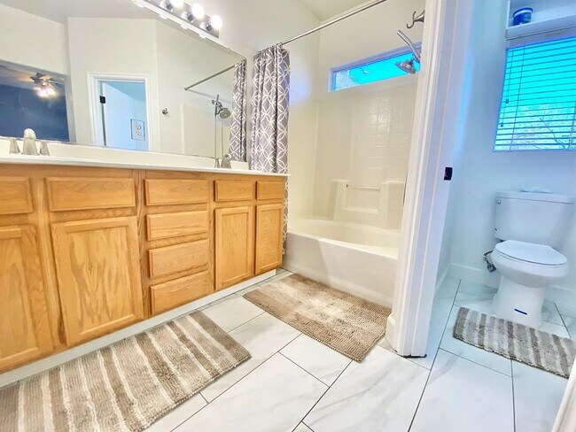 Building Photo - BEAUTIFUL 3 BEDROOM 2 FULL BATHS SINGLE ST...