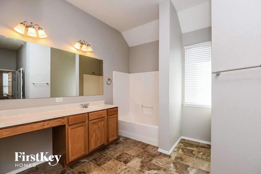 Building Photo - 860 Roaring Springs Rd