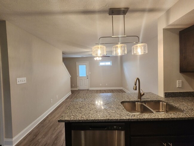 Building Photo - 3 Bedroom 3 Bath End Unit Townhome