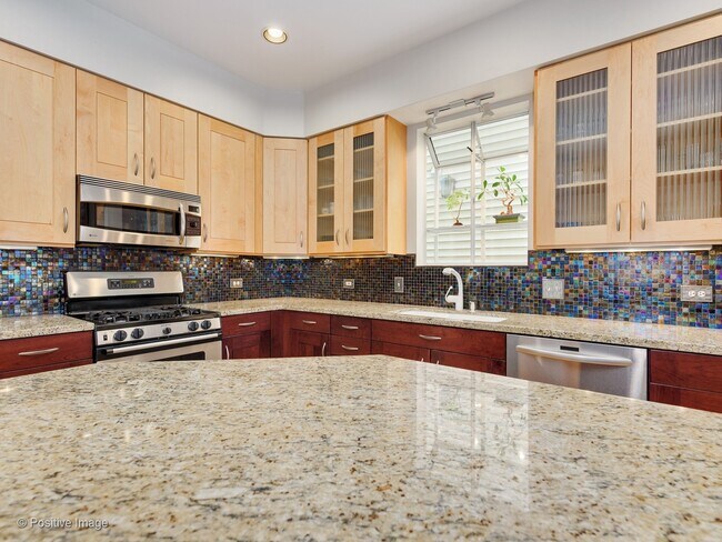 Building Photo - Rarely available single family home for rent in the Southport Corridor!