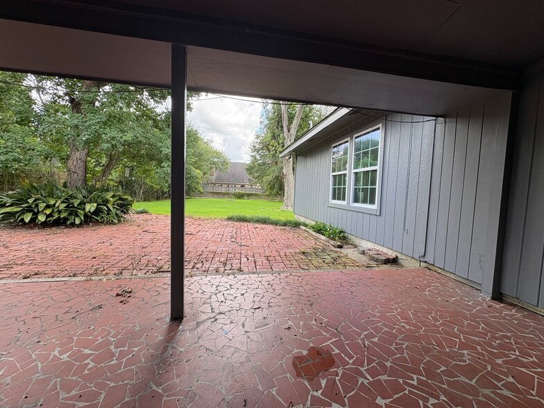 Building Photo - 8010 Brandon Dr