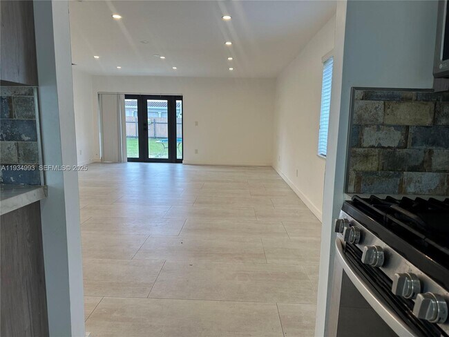 Building Photo - 2832 SW 124th Ct