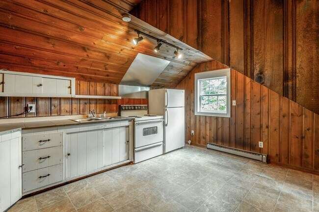 Building Photo - 321-325 Pine Ridge Road