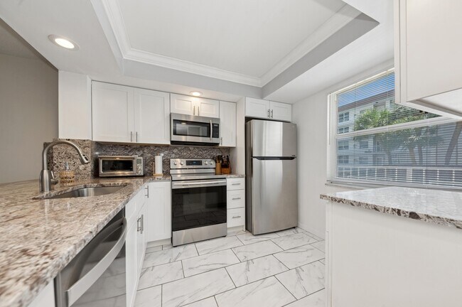 Building Photo - 911 Gardenia Dr