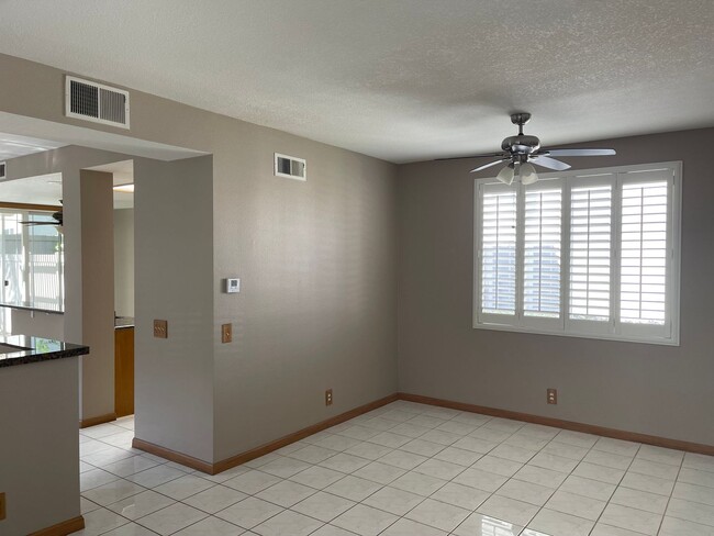 Building Photo - Spacious 4 Bedroom Townhouse Style Condo i...
