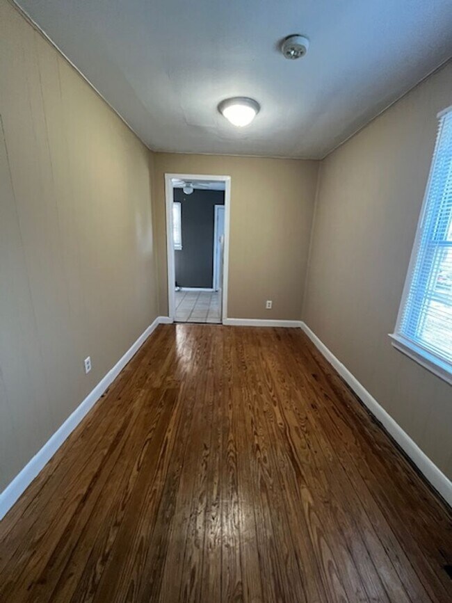 Building Photo - 2 bedroom, 1 bathroom home located in the heart of Lexington