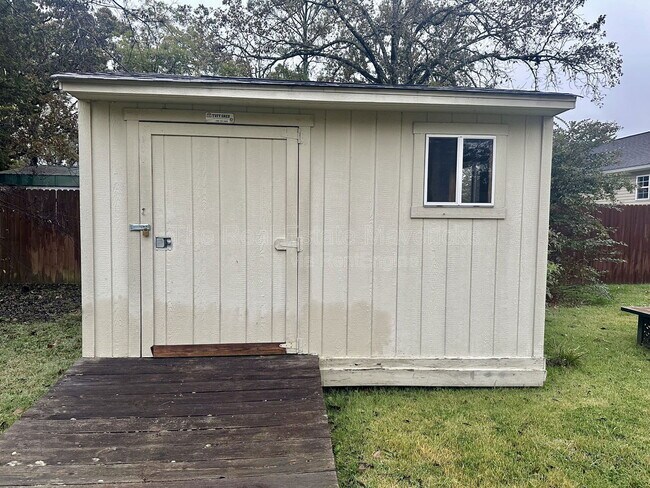 Building Photo - 695 Prater Rd