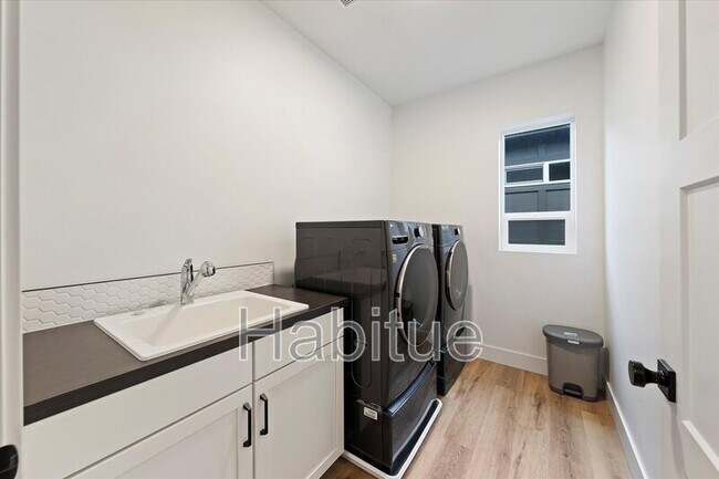 Building Photo - 917 E Bissett St