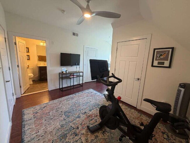 Building Photo - 1107 S Walter Reed Dr