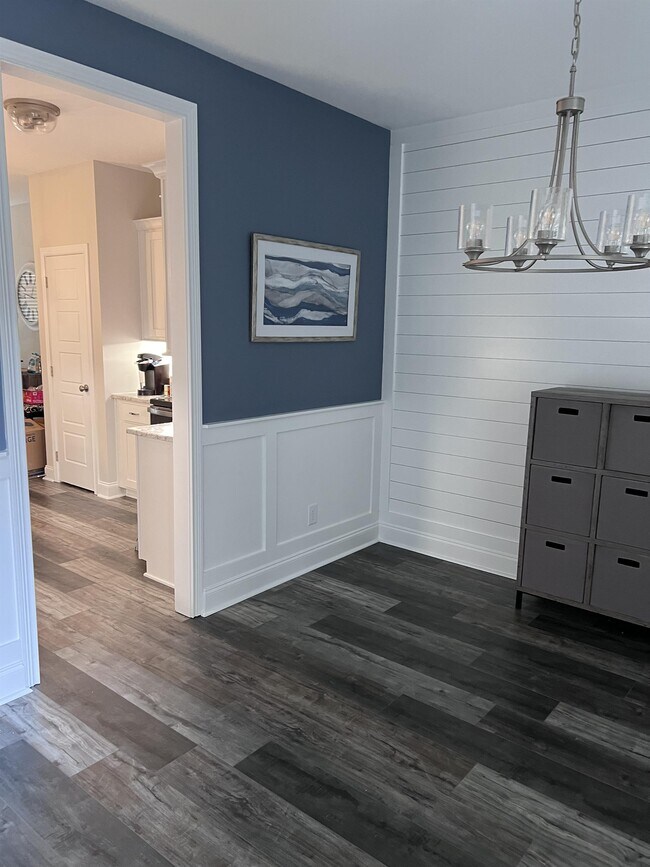 Building Photo - 557 Dexter Dr