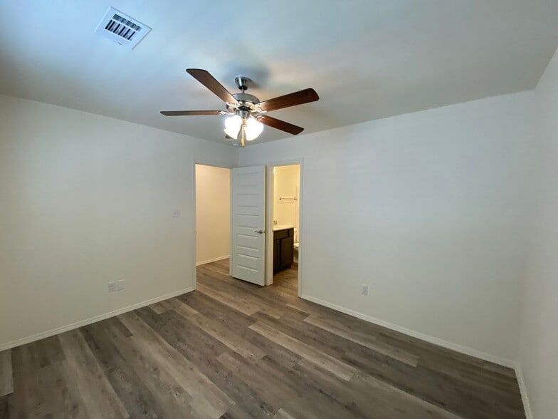 Building Photo - 916 S Amarillo Ave
