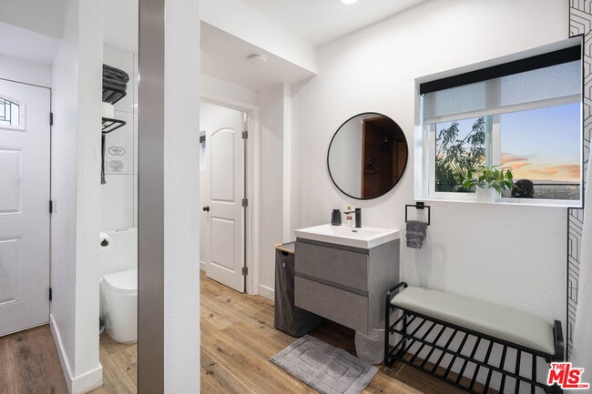 Building Photo - 3541 Multiview Dr