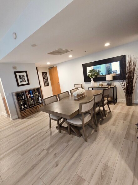 Building Photo - 645 Front St