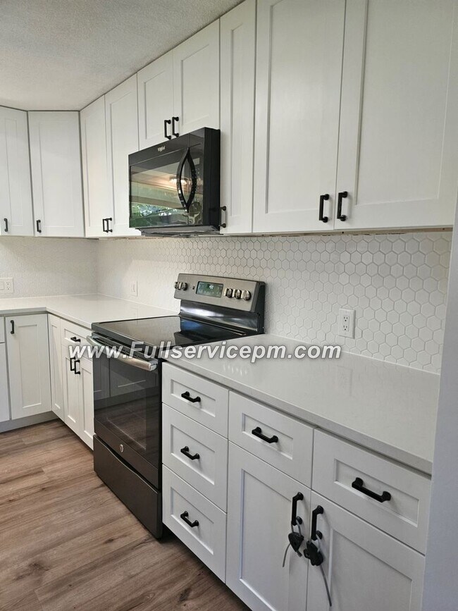 Building Photo - Home sweet home-You need to check this wonderful home out!!