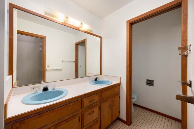 Building Photo - Beautiful home with views and in a gated c...