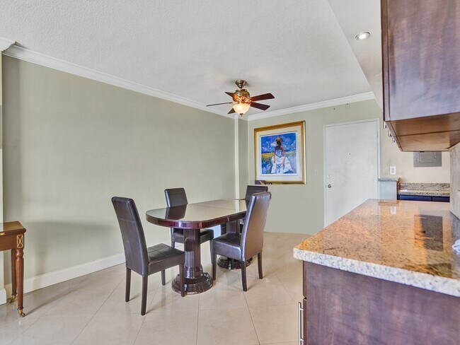 Building Photo - Beautiful 2 bedroom 1.5 bath Condo