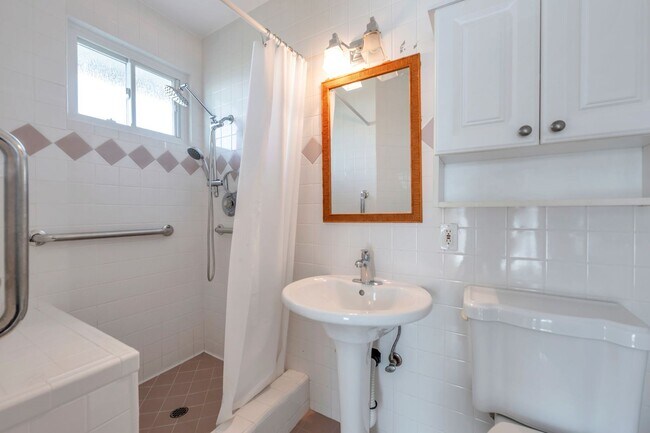 Building Photo - CHARMING 3-BED 2-BATH NEAR THE BAY WITH SPECTACULAR CANYON VIEW