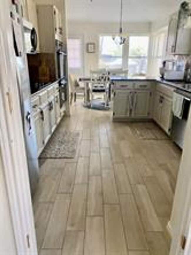 Building Photo - Beautifully Updated 3 Bedroom plus Study i...