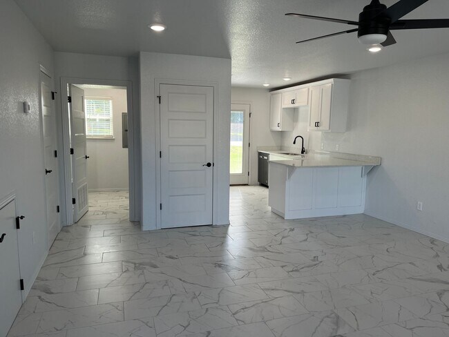 Building Photo - COX-NORTHRIDGE DR-3