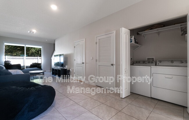 Building Photo - 425 Running Wds St