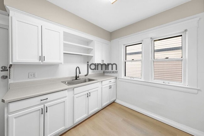 Building Photo - 1695 Glenmont Lower