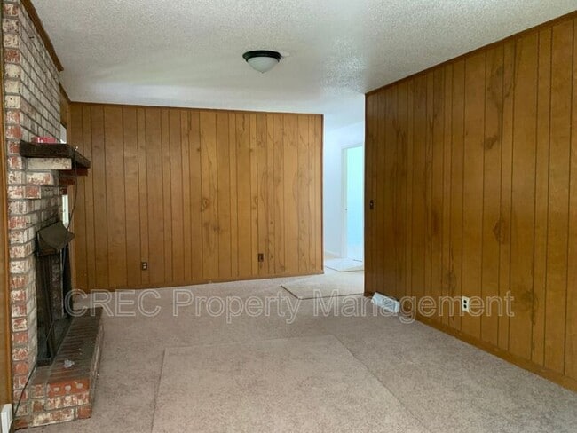 Building Photo - 205 Pinewood Dr