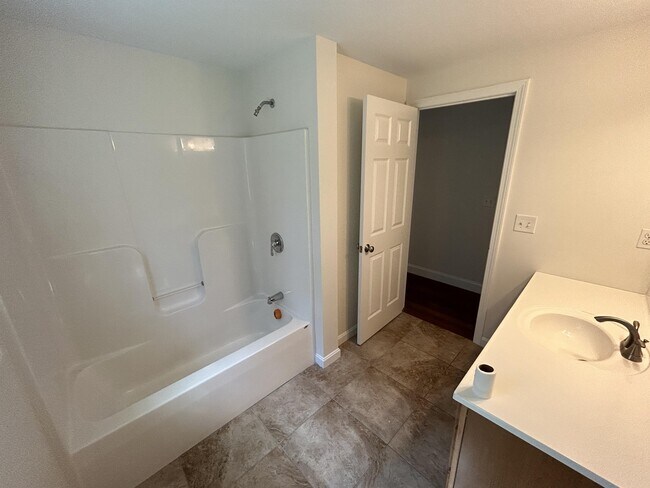 Building Photo - 8 Parker Ridge Rd