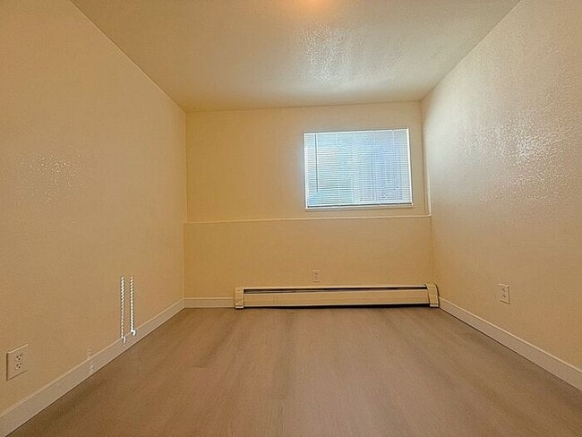 Building Photo - Cozy 2 bedroom apartment on East side!