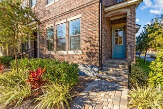 Building Photo - Harborview Townhouse