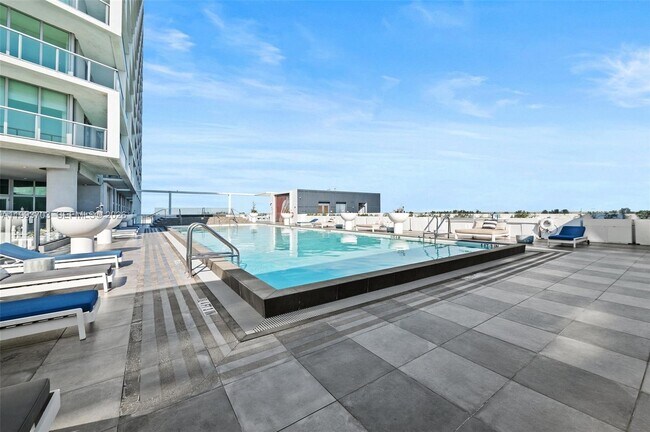 Building Photo - 2000 Metropica Wy