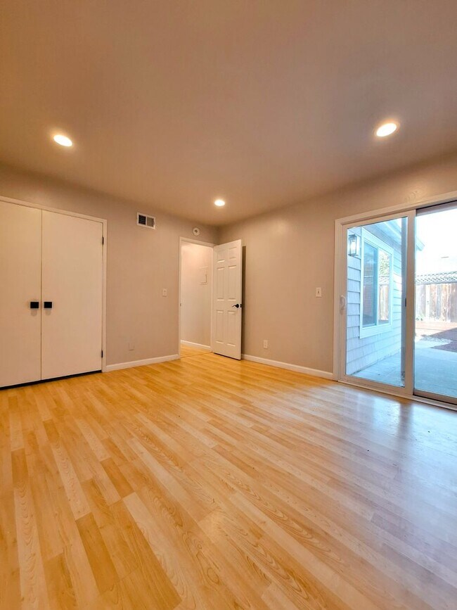 Building Photo - Beautiful 2bd Single Story House With Gate...