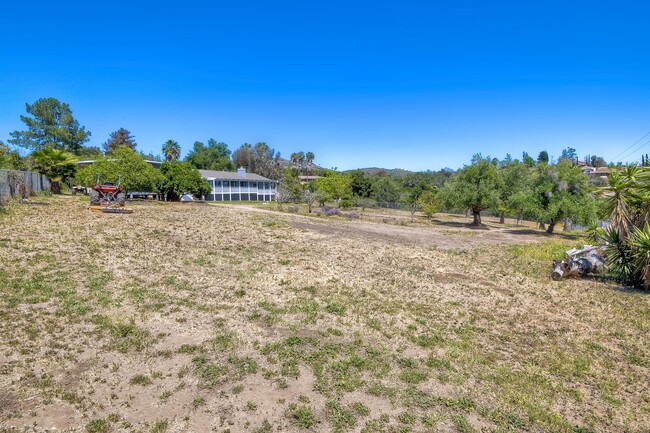 Building Photo - Beautiful home plus Casita for extra room!