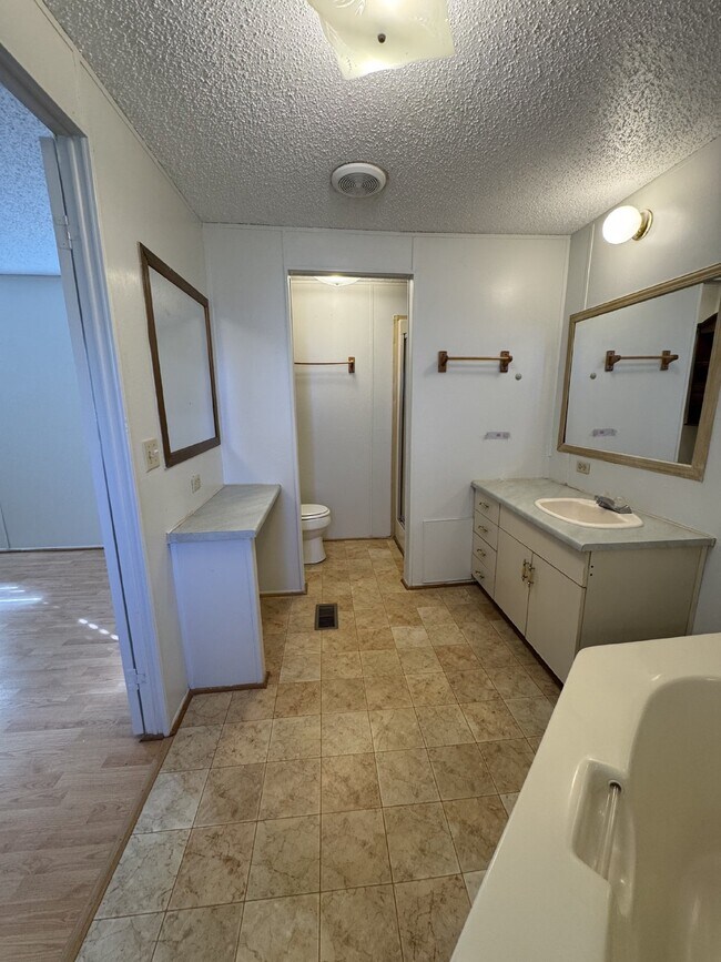 Building Photo - "Charming 2-Bed, 2-Bath in Hendersonville.