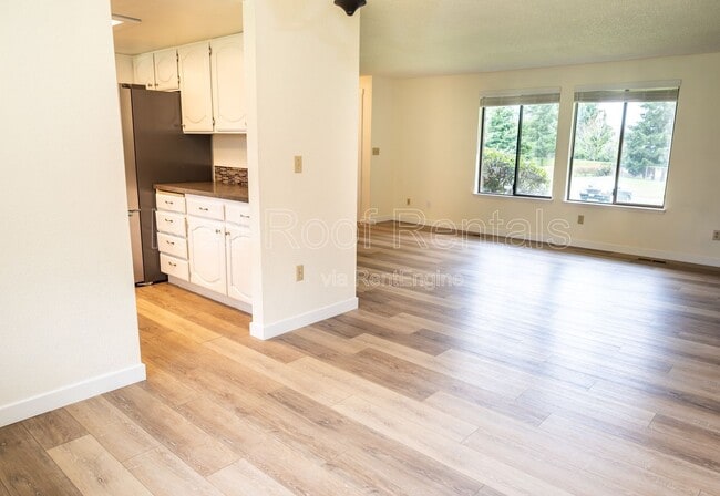 Building Photo - 1418 Tule Lake Dr S