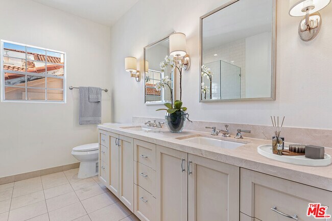 Building Photo - 2025 S Beverly Glen Blvd