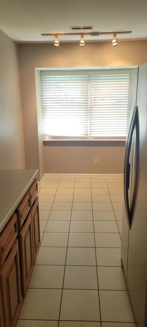 Building Photo - Knoxville 37923 - 2 bed 2.5 bath condo - c...