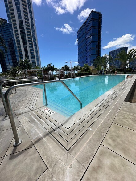 Building Photo - 987 Queen St