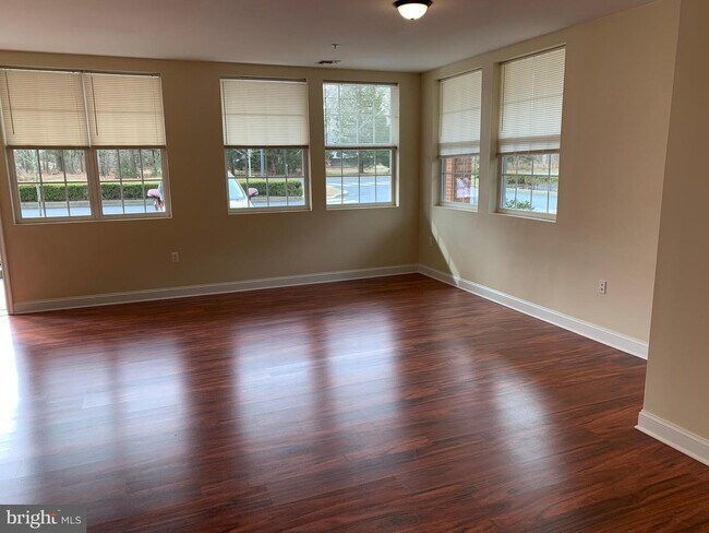 Building Photo - 158 Oak Ln