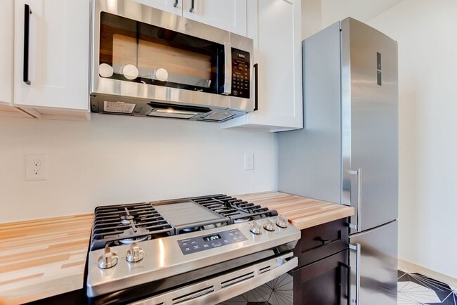 Building Photo - Gorgeous 2 bed, 2 bath 1 garage home in Li...