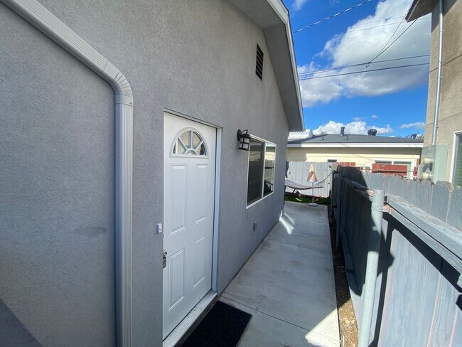 Building Photo - One Story 4BD/2BA w/ Private Yard!! (Lease...