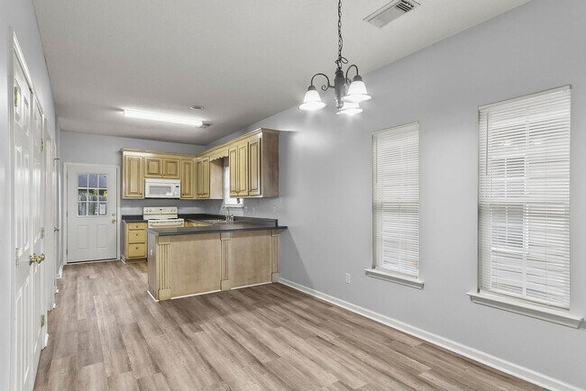 Building Photo - Nice 3 Bed 2 bath Home Available! Schedule Your Tour Today!