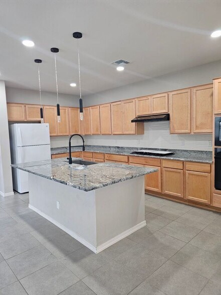 Building Photo - 15092 W Portland St