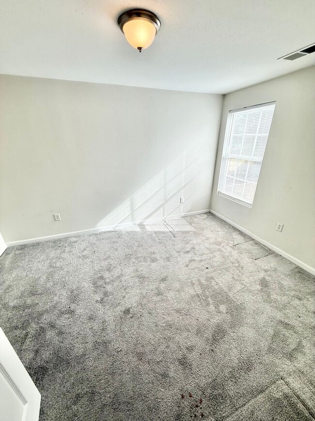 Building Photo - **4bed near MIL base- GRANITE/STAINLESS STEEL Appliances~ Roomates welcome!