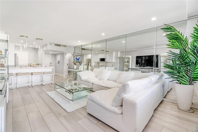 Building Photo - 100 Lincoln Rd