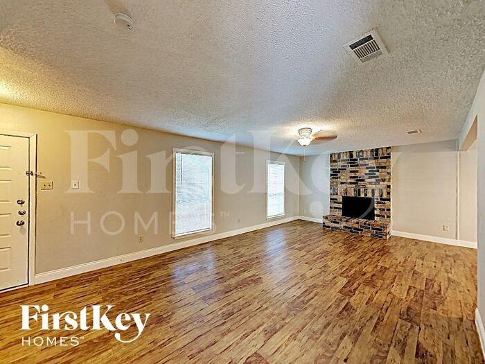 Building Photo - 4810 Glenvillage St