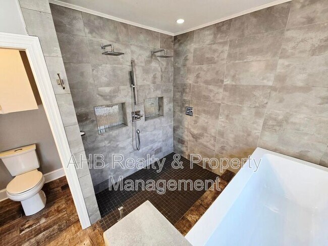 Building Photo - 422 Alamance Rd