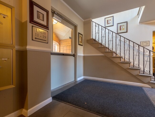 Building Photo - Bright 1 Bed condo in Kerns Neighborhood o...